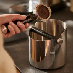 Tchibo Knock-Box Abklopfschale, Für Siebträger Espressomaschine, Zur Leichten Entsorgung Des Feuchten Kaffeesatzes, Silber / Schwarz, Edelstahl Und Gummi 9 Tchibo Knock-Box Abklopfschale, Für Siebträger Espressomaschine, Zur Leichten Entsorgung Des Feuchten Kaffeesatzes, Silber / Schwarz, Edelstahl Und Gummi -Küche Produkt Geschäft 34761fecdbd485c181ef024e91765001