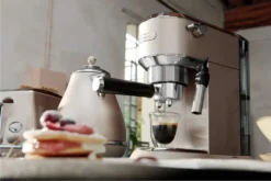 De'Longhi Delonghi Kaffeemaschine Dedica Metallics EC785.BG Pumpendruck 15 Bar, Eingebauter Milchaufschäumer, Manuell, 1300 W, Beige 18 De'Longhi Delonghi Kaffeemaschine Dedica Metallics EC785.BG Pumpendruck 15 Bar, Eingebauter Milchaufschäumer, Manuell, 1300 W, Beige -Küche Produkt Geschäft 66c0e6372ccda500fe74d5d63a914cd8