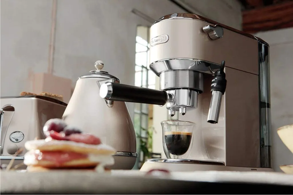 De'Longhi Delonghi Kaffeemaschine Dedica Metallics EC785.BG Pumpendruck 15 Bar, Eingebauter Milchaufschäumer, Manuell, 1300 W, Beige 9 De'Longhi Delonghi Kaffeemaschine Dedica Metallics EC785.BG Pumpendruck 15 Bar, Eingebauter Milchaufschäumer, Manuell, 1300 W, Beige – Bild 9